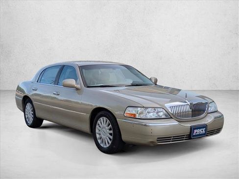 Used 2005 Lincoln Town Car Signature RWD image 3