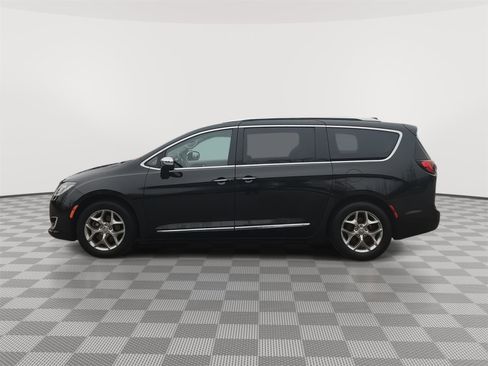 Used 2019 Chrysler Pacifica Limited image 25