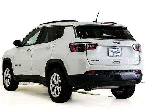 Used 2025 Jeep Compass Latitude w/ Sun & Sound Group AWD/4WD image 9