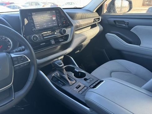 Used 2022 Toyota Highlander LE image 18