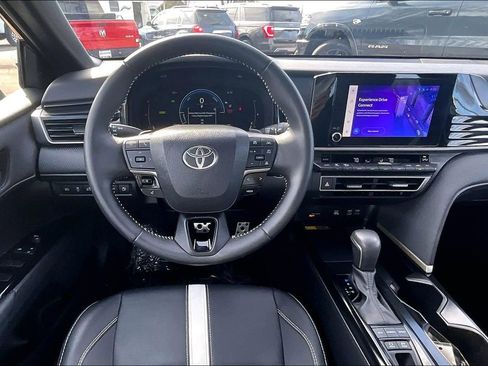Used 2025 Toyota Camry SE image 5