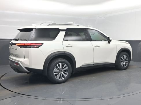 Used 2024 Nissan Pathfinder SL image 3