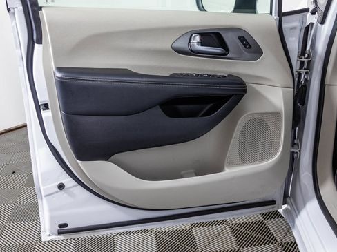 Used 2023 Chrysler Pacifica Touring-L FWD image 35