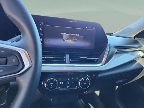 Used 2025 Chevrolet Trax LT w/ Driver Confidence Package image 12