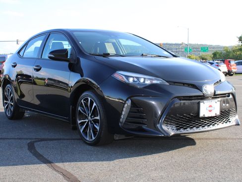 Used 2018 Toyota Corolla SE w/ SE Premium Package FWD image 4