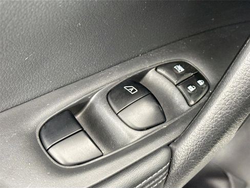 Used 2017 Nissan Rogue SV image 25