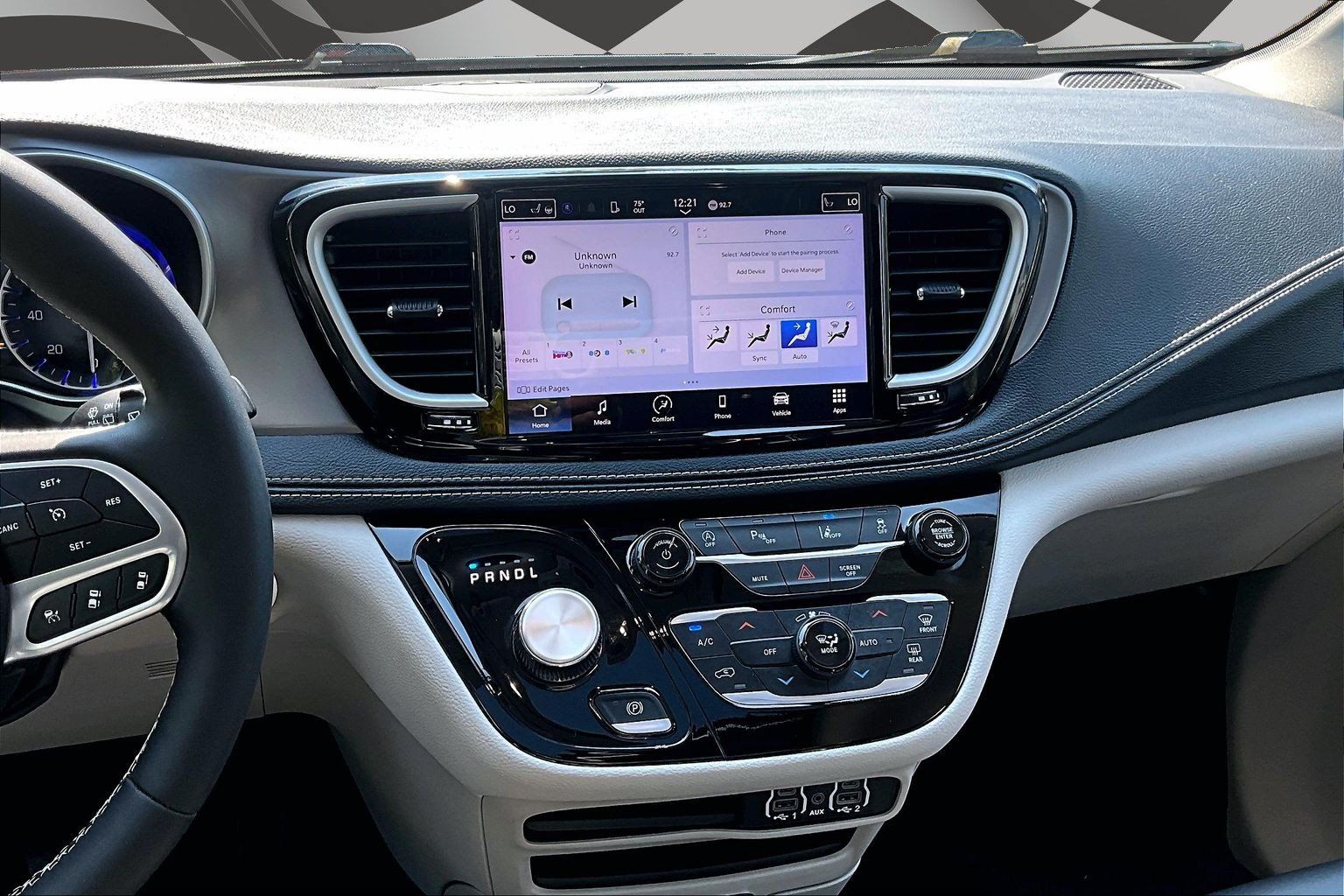 Used 2023 Chrysler Pacifica Touring-L AWD/4WD image 6