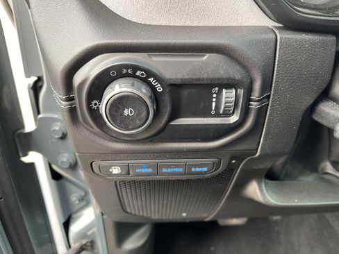 Used 2025 Jeep Wrangler Unlimited Sahara AWD/4WD image 22
