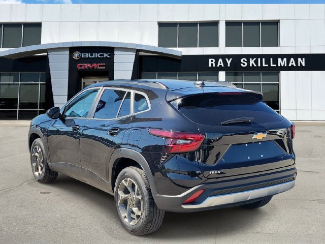 Used 2026 Chevrolet Trax LT FWD image 4