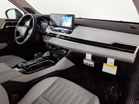 New 2025 Mitsubishi Outlander AWD image 7