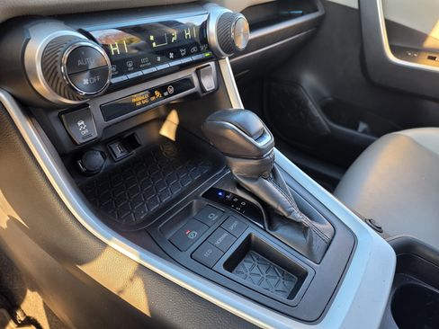 Used 2020 Toyota RAV4 XLE Premium image 31