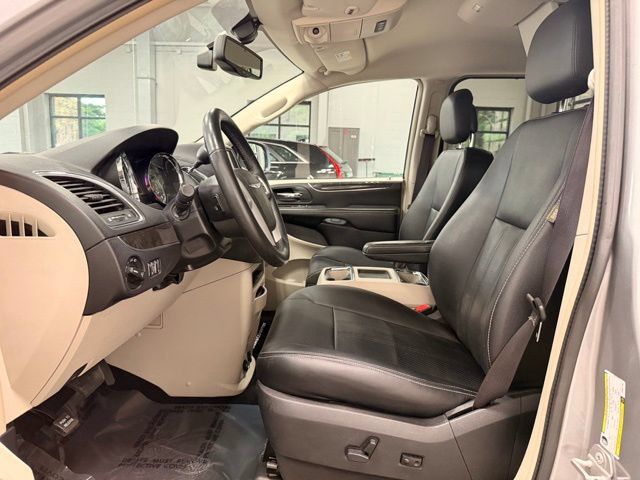 Used 2015 Chrysler Town & Country Touring-L w/ Driver Convenience Group FWD image 23