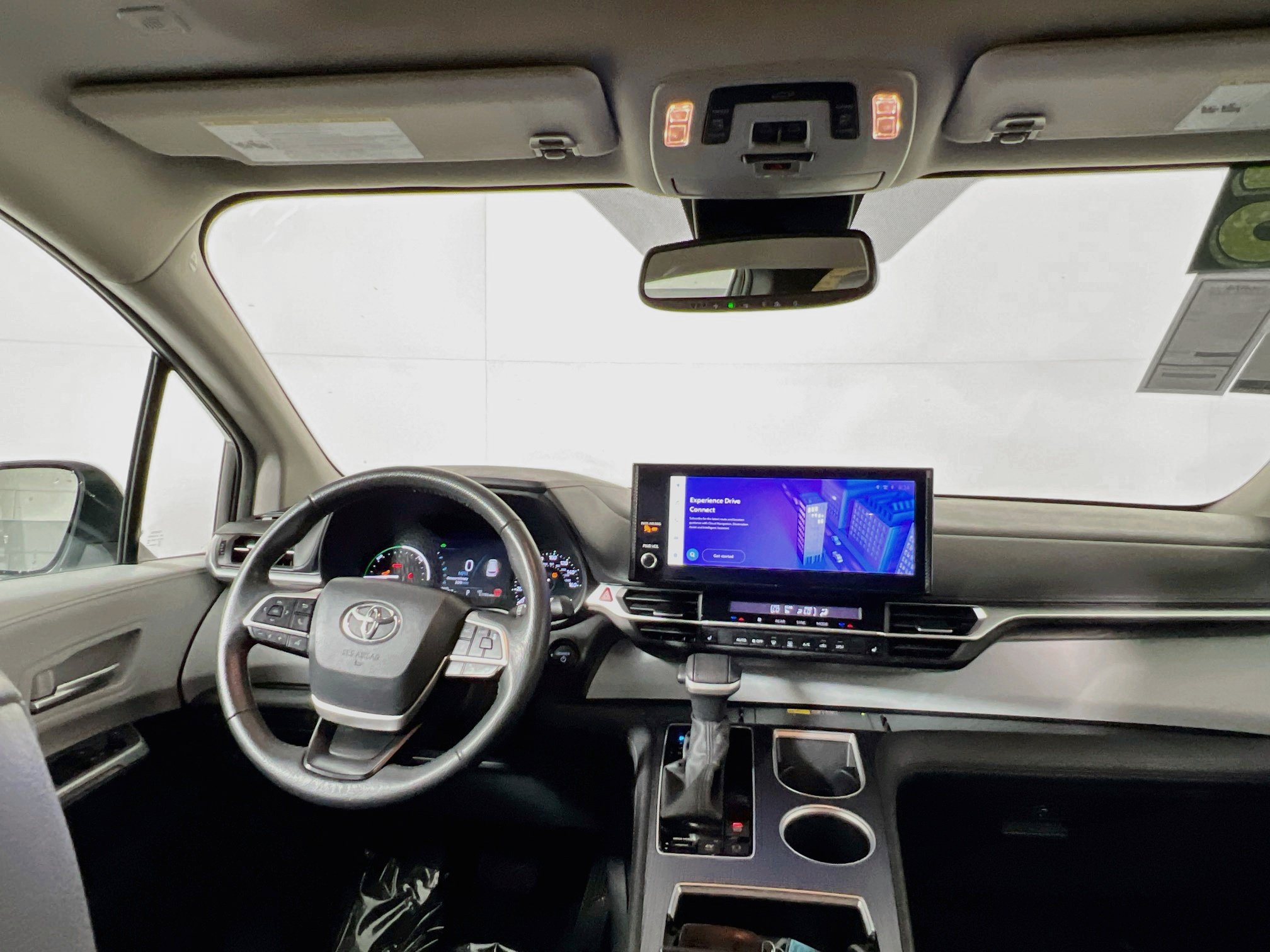 Used 2025 Toyota Sienna XLE FWD image 30
