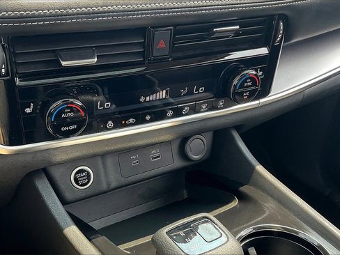 Used 2021 Nissan Rogue SV w/ Premium Package image 10