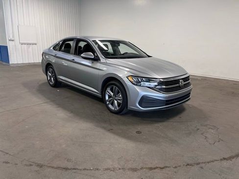 Used 2024 Volkswagen Jetta SE FWD image 1