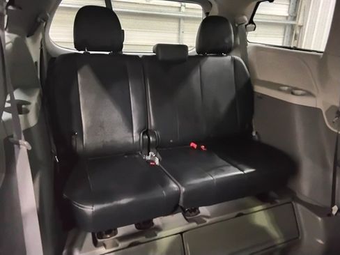 Used 2014 Toyota Sienna SE FWD image 15