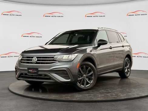 Used 2022 Volkswagen Tiguan SE w/ Panoramic Sunroof Package image 1