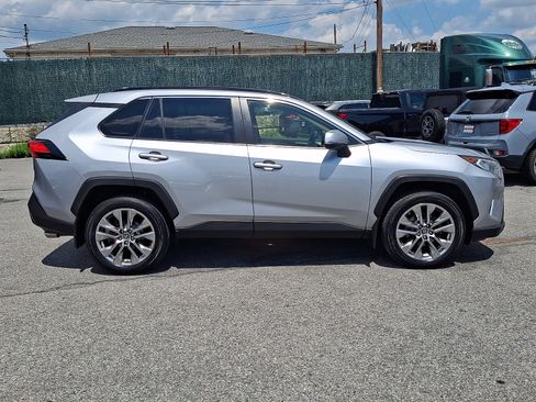 Used 2019 Toyota RAV4 XLE Premium w/ Cold Weather Package AWD/4WD image 7
