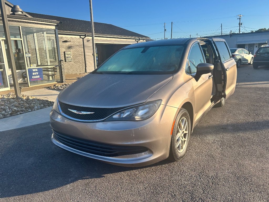 Used 2017 Chrysler Pacifica LX FWD image 1