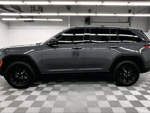 Used 2024 Jeep Grand Cherokee Altitude AWD/4WD image 14