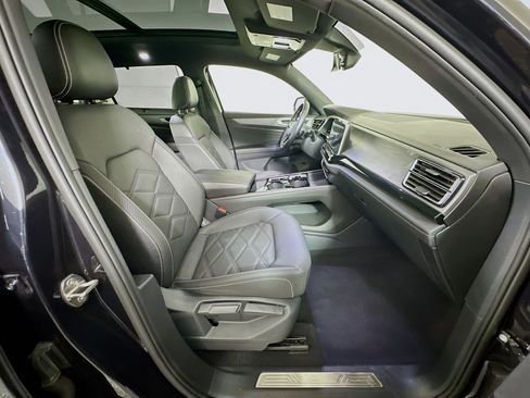 Used 2025 Volkswagen Atlas Cross Sport SE image 33