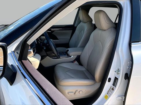Used 2022 Toyota Highlander Limited FWD image 8