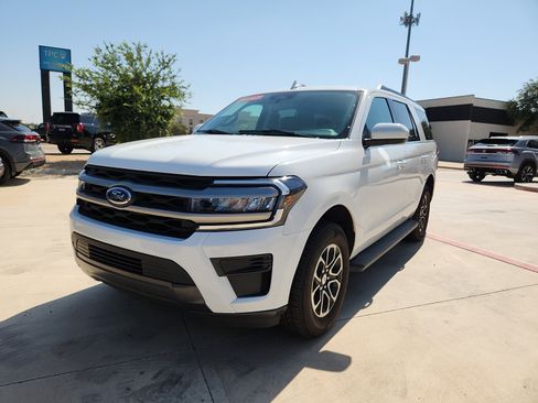 Used 2024 Ford Expedition XLT AWD/4WD image 3