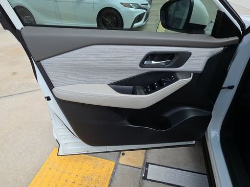 Used 2023 Nissan Rogue SV image 11