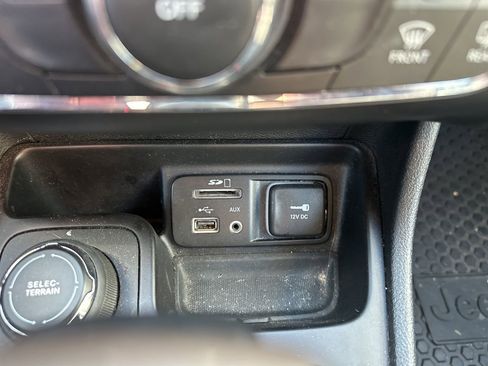 Used 2017 Jeep Cherokee Latitude w/ Cold Weather Group image 23