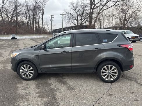 Used 2017 Ford Escape Titanium image 2