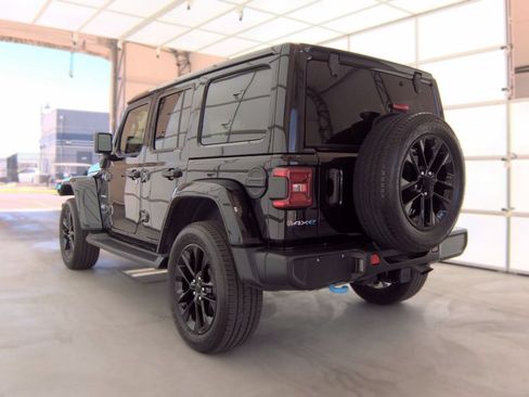 Used 2022 Jeep Wrangler Unlimited Sahara AWD/4WD image 4