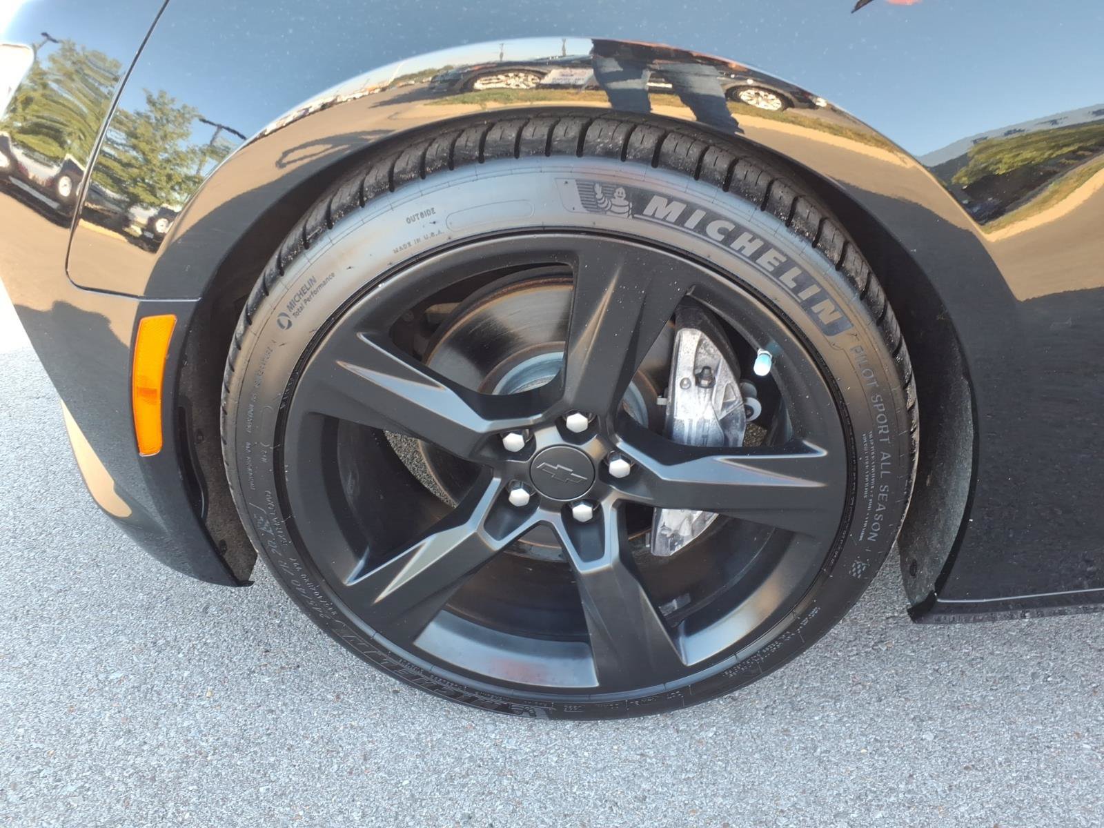 Used 2018 Chevrolet Camaro SS RWD image 9