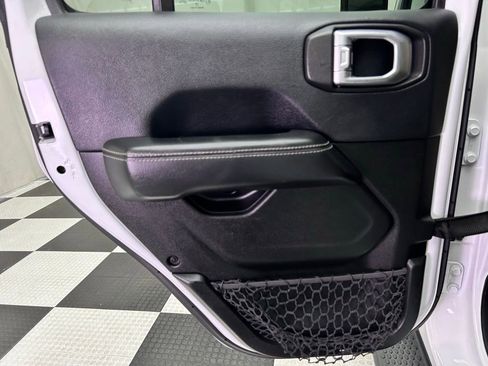 Used 2018 Jeep Wrangler Unlimited Sahara image 18