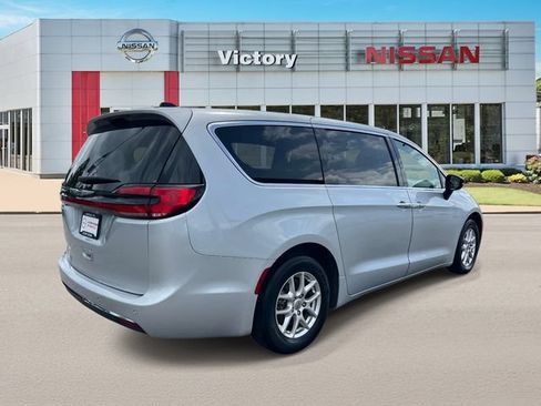 Used 2024 Chrysler Pacifica Touring-L FWD image 3