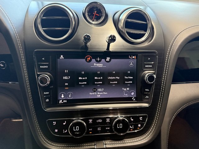 Used 2020 Bentley Bentayga AWD/4WD image 16