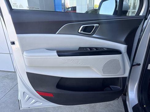 Used 2022 Kia Carnival LX FWD image 19