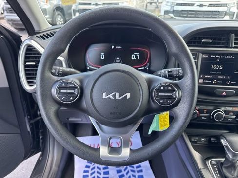 Used 2025 Kia Soul LX w/ LX Technology Package FWD image 13