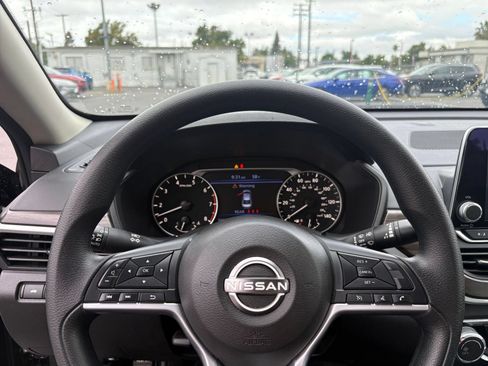 Used 2025 Nissan Altima 2.5 SV FWD image 28