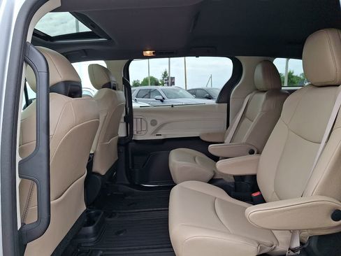 Certified 2022 Toyota Sienna XLE AWD/4WD image 12