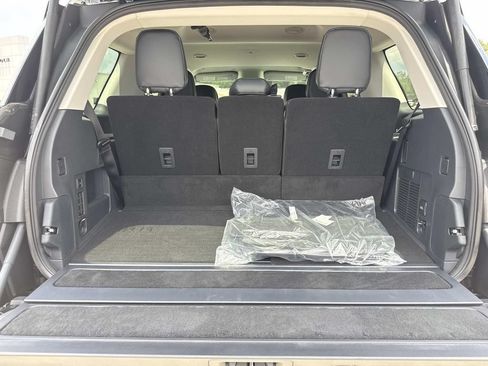 New 2026 Lincoln Navigator Premiere AWD/4WD image 11