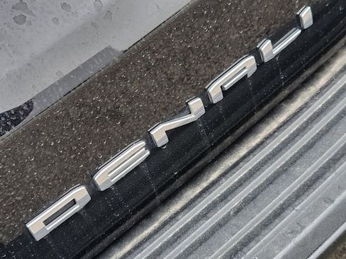 Used 2023 GMC Yukon XL Denali Ultimate image 9