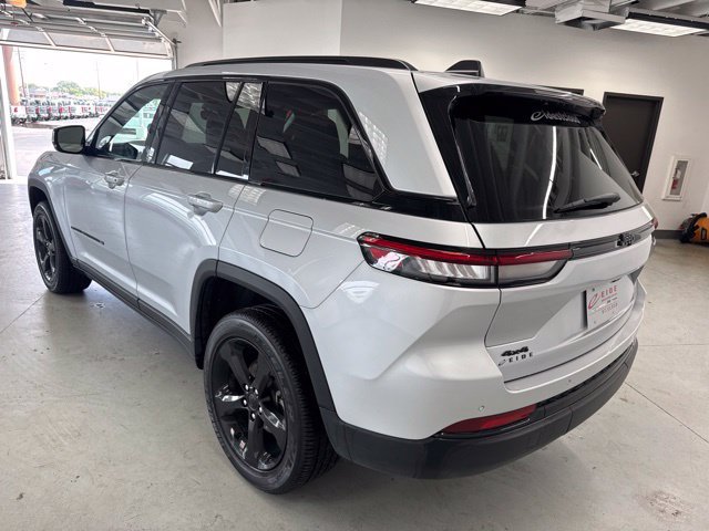 Used 2023 Jeep Grand Cherokee Altitude AWD/4WD image 9