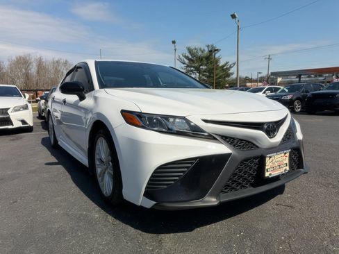 Used 2020 Toyota Camry SE image 3