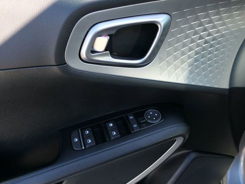 Used 2023 Kia Soul LX image 12