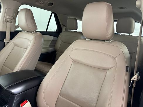 Used 2022 Ford Explorer Limited w/ Equipment Group 301A RWD image 10