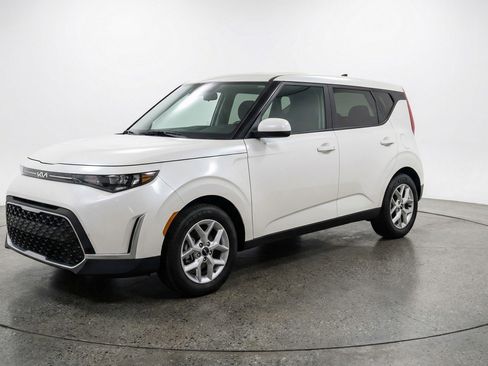 Used 2025 Kia Soul LX w/ LX Technology Package FWD image 3