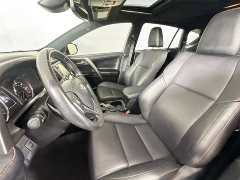 Used 2018 Toyota RAV4 SE image 15