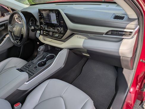 Used 2021 Toyota Highlander XLE image 27