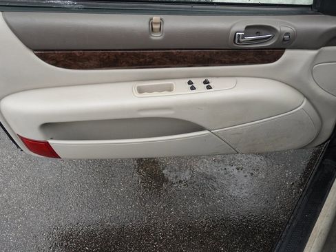 Used 2005 Chrysler Sebring Limited w/ Electronics Convenience Group image 7