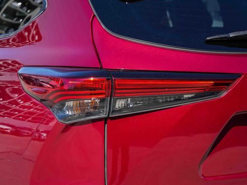 Used 2023 Toyota Highlander XLE AWD/4WD image 9